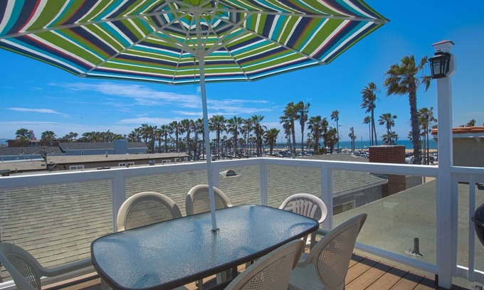 Balboa Island Condo | Spacious upper rear unit in an oceanfront triplex just steps from the Balboa Pier fun!