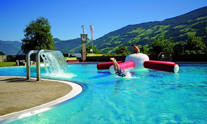 Fuegen Apartment | Spacious vacation apartment for 10-12 people 500m from the Spieljochbahn