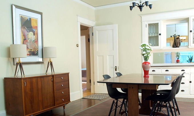 Summit - University Apartment | Spacious Victorian in Cathedral Hill
