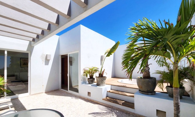 Puente del Mar Villa | Spacious Villa with ocean view and beach access through exclusive beach club.