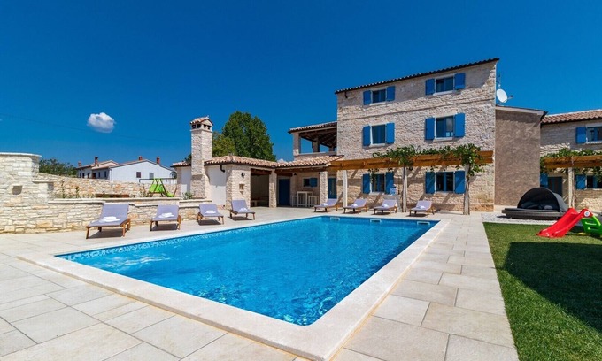 Bokordici Villa | Spacious Villa, with private pool in a peaceful village away from city crowds!