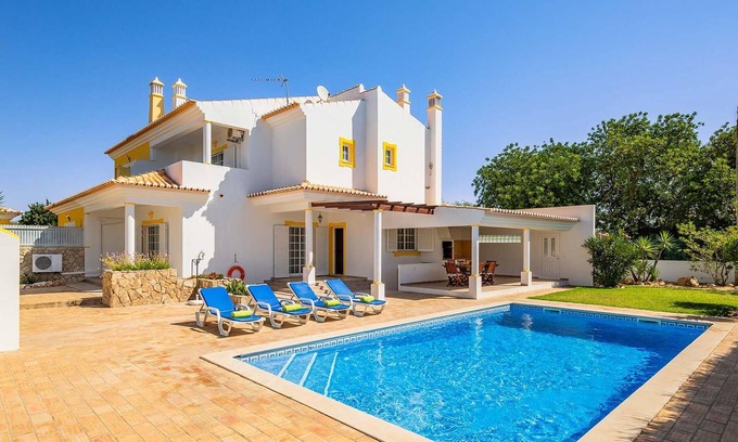 Guia Villa | Spacious villa with large outside terrace