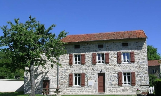 La Guillermie Cottage | Spacious Village Cottage with Garden, Near Vichy - Sleeps 14, Pet-Friendly, with Modern Amenities
