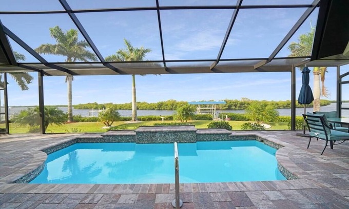 Port Charlotte House | Spacious waterfront home with jaw-dropping views!