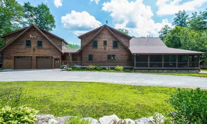 Thornton House | Spacious White mountains log home - close to Owl’s nest, Loon, Waterville.