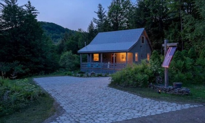 Thornton House | Spacious White Mtns Cabin with Grill, Patio, & Fireplace