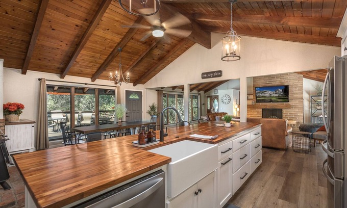 Mariposa Cabin | Spacious Yosemite Pet Friendly Retreat w/Game Room-Views-Deck & EV Charger