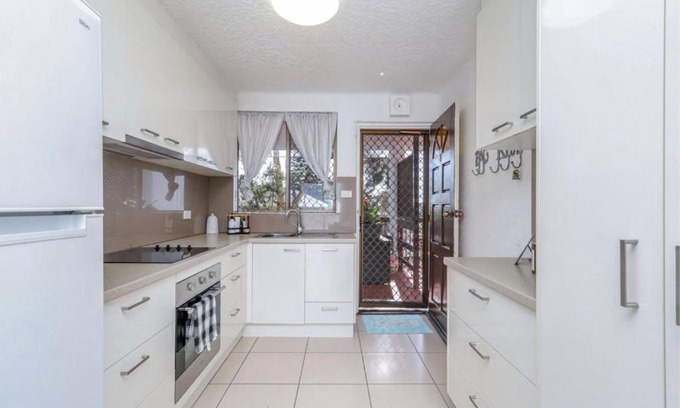 Kings Beach Apartment | Spanish Villas Unit 6, 3 Skyes Ave, Kings Beach