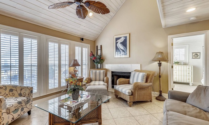 Holiday Isle Villa | SPC 12 is a 3 BR Villas that sleeps 10 on the lake