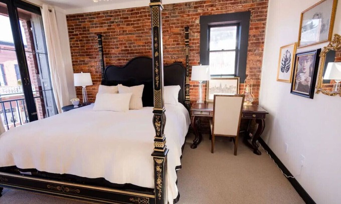 Nevada City Hotel | Speakeasy King Room (Rm1)