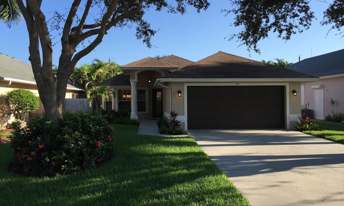 Naples Park Villa | SPECIAL RATES Oct 14-Dec 11! 5⭐️ LUXURY BEACH VILLA with SECLUDED POOL+HOT TUB