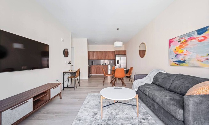 Newark Hotel | Spectacular ! 2BR Free Parking ! 30 min to NYC !