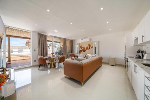 Mayfair Apartment | Spectacular 3 Bedroom Penthouse with Private Terrace in Prestigious Mayfair H13