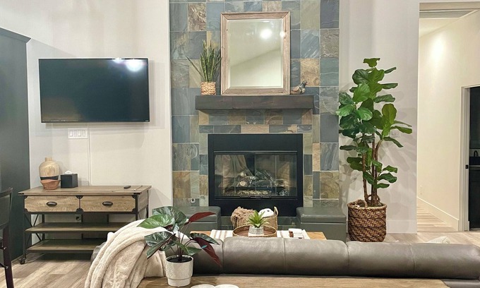 Oak Knoll Village House | Spectacular 3 bedroom mountain home with forest views close to downtown!
