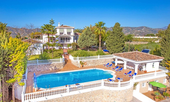 Frigiliana Villa | Spectacular 6-bed Villa, huge 18m HEATED pool, stunning views
