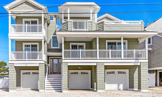 Beach Haven House | SPECTACULAR 6 BEDROOM HOME ON THE OCEANBLOCK IN BEACH HAVEN! HOT TUB!