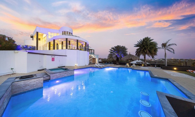 Kurimiauw Villa | SPECTACULAR 8BR VILLA! HUGE POOL! SUNSET VIEWS!