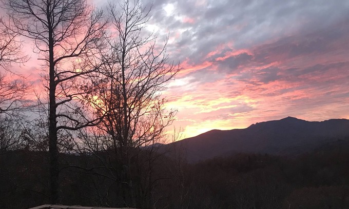 Boone Cottage | Spectacular Grandfather Mt View! 2 decks. Comfortable & close to Blue Ridge Pkwy
