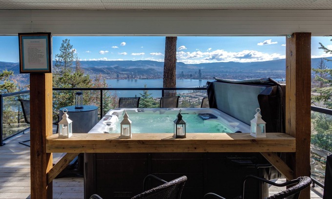 West Kelowna Estates House | Spectacular Lake & Mountain Views, Hot Tub & near Wineries, minutes to Kelowna!