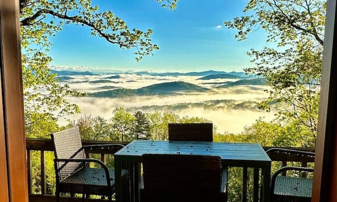 Helen Cabin | Spectacular Mountain View `Cloud 9` HotTub-PETS OK