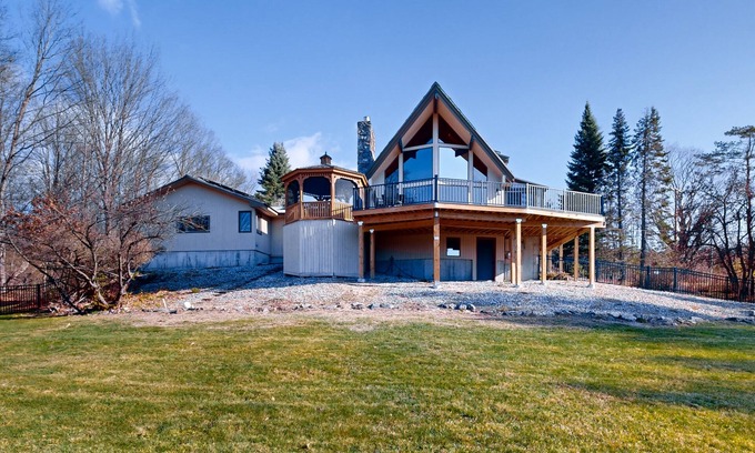 Franklin House | Spectacular mountain view home: dog friendly, large deck & game room