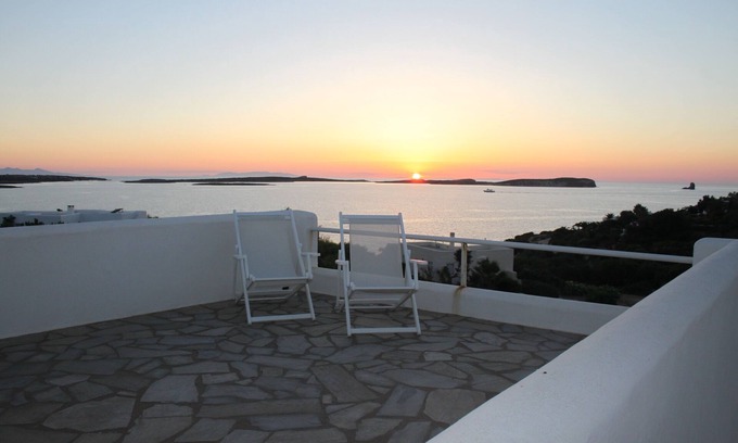 Nea Cryssi Akti House | spectacular sunset cycladic villa