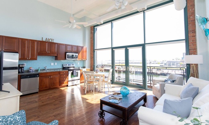 Sandusky Condo | Spectacular Waterfront Condo Retreat For 6 w/Cedar Point View!