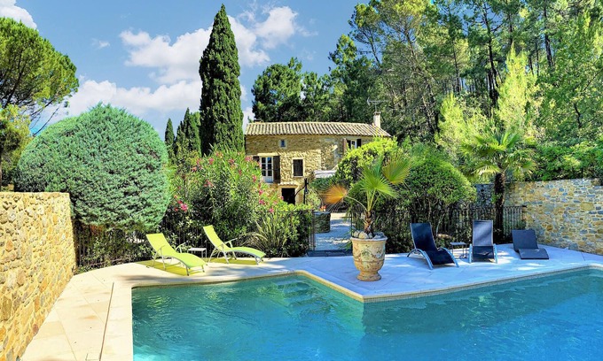 Sabran House | Spend a wonderful vacation with the family in this comfortable pool holiday home.
