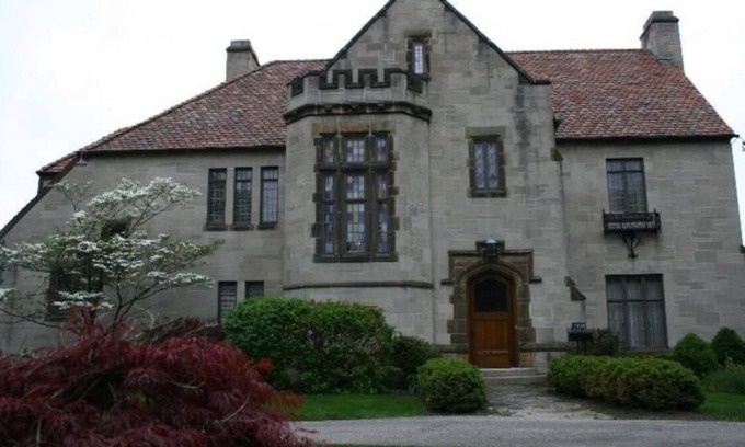 Maumee Bed & Breakfast | Spend an evening in a Castle and enjoy a meal fit for royalty.