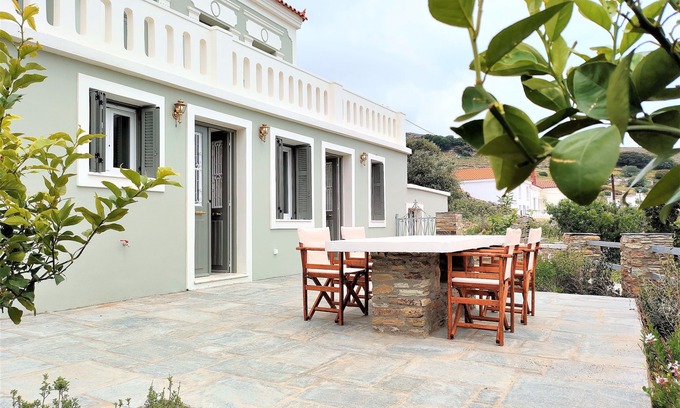 Steniai Apartment | "spiti" Sea View Neoclassical Apartment in Stenies