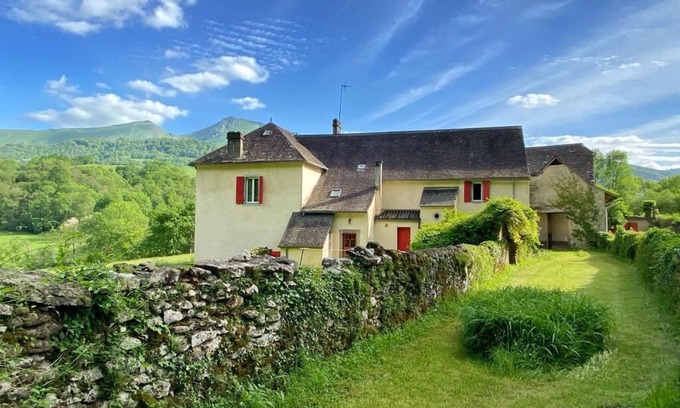 Issor Bed & Breakfast | Splendid farmhouse at the foot of the Pyrenees, breathtaking view