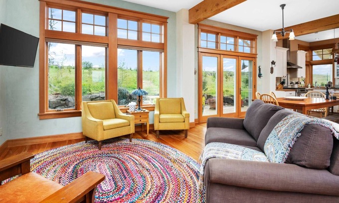 Gaston House | Splendid Private Setting on 15 Acres, *Pet Friendly*, Fire-Pit, BBQ, Close to Vineyards and Trails