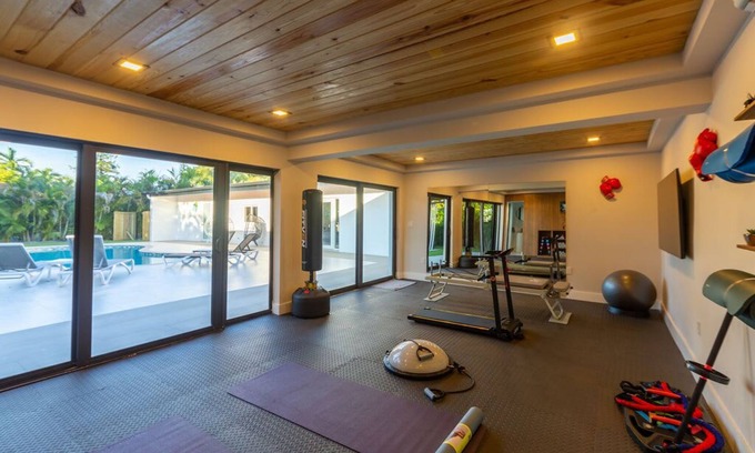 North Miami Beach Villa | Splendid Renovated Villa w/GYM+BKB Ct+Fire Pit+Heated Pool