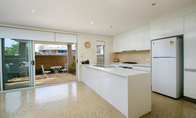 Albury House | Splendour on Sackville- modern and stylish, pet friendly with double garage - Three bedroom townhouse with two queens, one double and a single