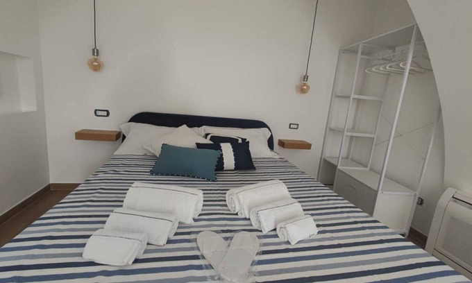 Pontone House | Spoil yourself with this charming accommodation and its elegant decor.