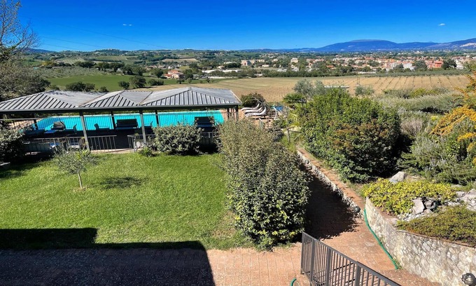 Spoleto Villa | Spoleto-poolside-slps 20, Gardens, pool, jaccuzzi - a fairy tale setting !