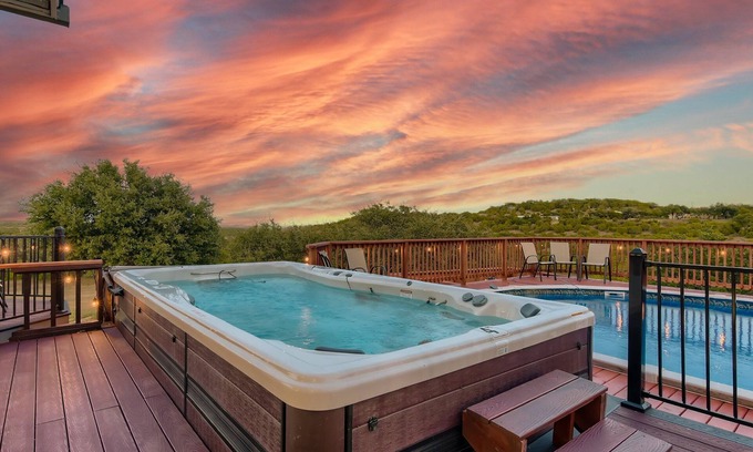 Tres Vistas House | Sprawling 10-Acre Estate with Breathtaking Sunsets – Perfect for Large Groups!