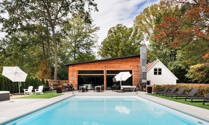 Union Pier House | Sprawling Luxury Rental w/ Chef's Kitchen, Pool & 2 Hot Tubs - Walk to Beach