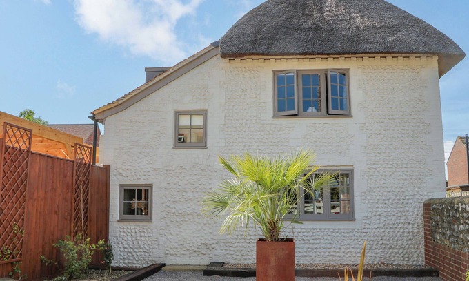 Ford Cottage | SPRING COTTAGE, pet friendly, character holiday cottage in Yapton