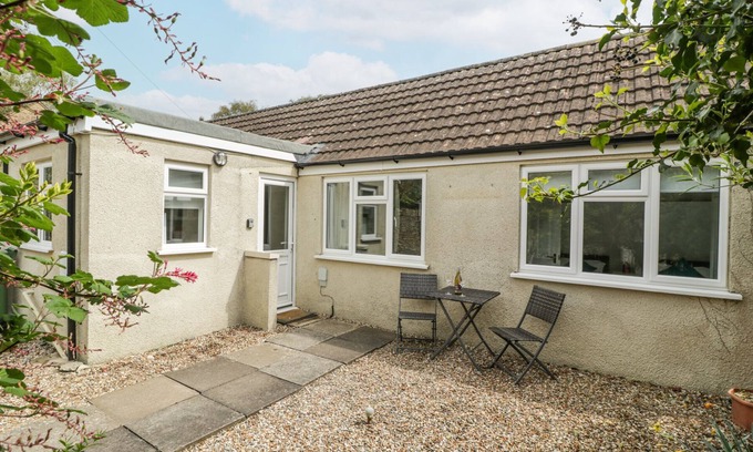 Birdlip Cottage | SPRING COTTAGE, pet friendly, with a garden in Brockworth