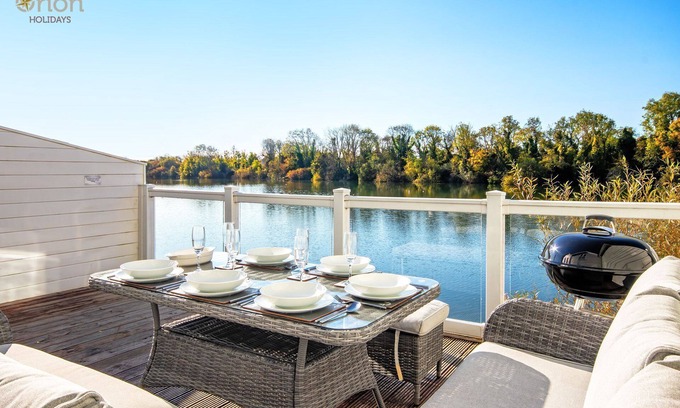South Cerney House | Spring Lake 52, Eider Lodge (P) - Lakeside Holiday Cottage