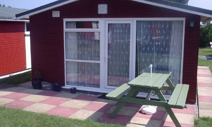 Padstow Ski Chalet | SPRING TIDE, family friendly with garden views in St Merryn