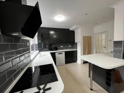 Stoke-on-Trent House | Springfield House- Near Newcastle Centre, Hospital and Keele University!