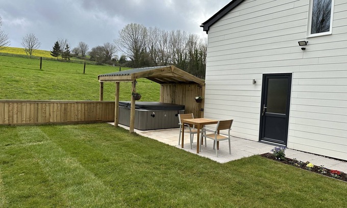 Ide Cottage | SPRINGWELL LODGE, pet friendly, country holiday cottage in Exeter