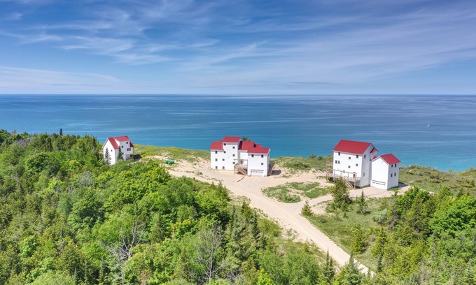 Frankfort House | Spruce at Lake Bluff Preserve-Lake Michigan Views-Sleeps 20