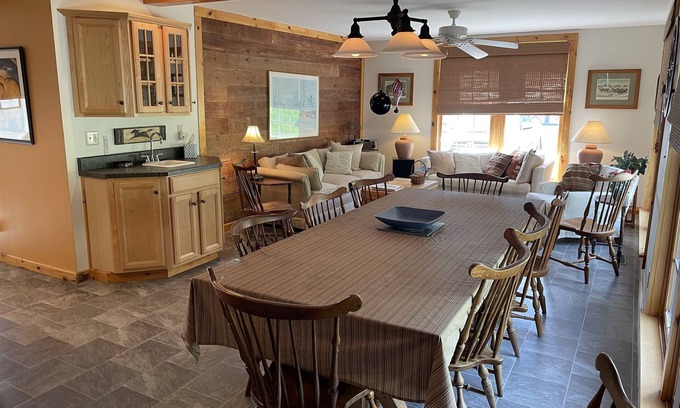 Milford House | Spruce Hill - Perfect for your team LARGE home sleeps 27, 1 mile to CDP