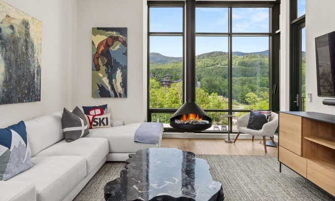 Stowe Area Condo | SPRUCE PEAK TREEHOUSE | 3 BED | STEPS TO THE LIFTS | MOUNTAIN VIEWS