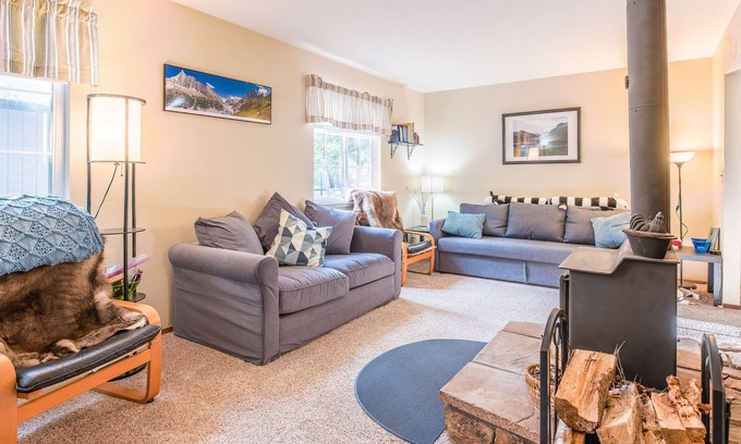 Arnold Cabin | Squirrel Away-Pet Friendly, A/C & Lake Access!