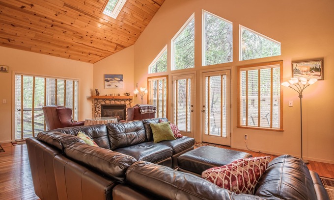 Dorrington Ski Chalet | Squirrel's Nest-Stunning Chalet w/Summer Pool Access!