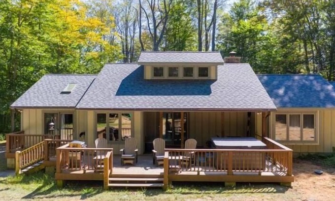Davis House | SRL3-Very Private, Walk to Lakes! Hot tub! Pets ok!